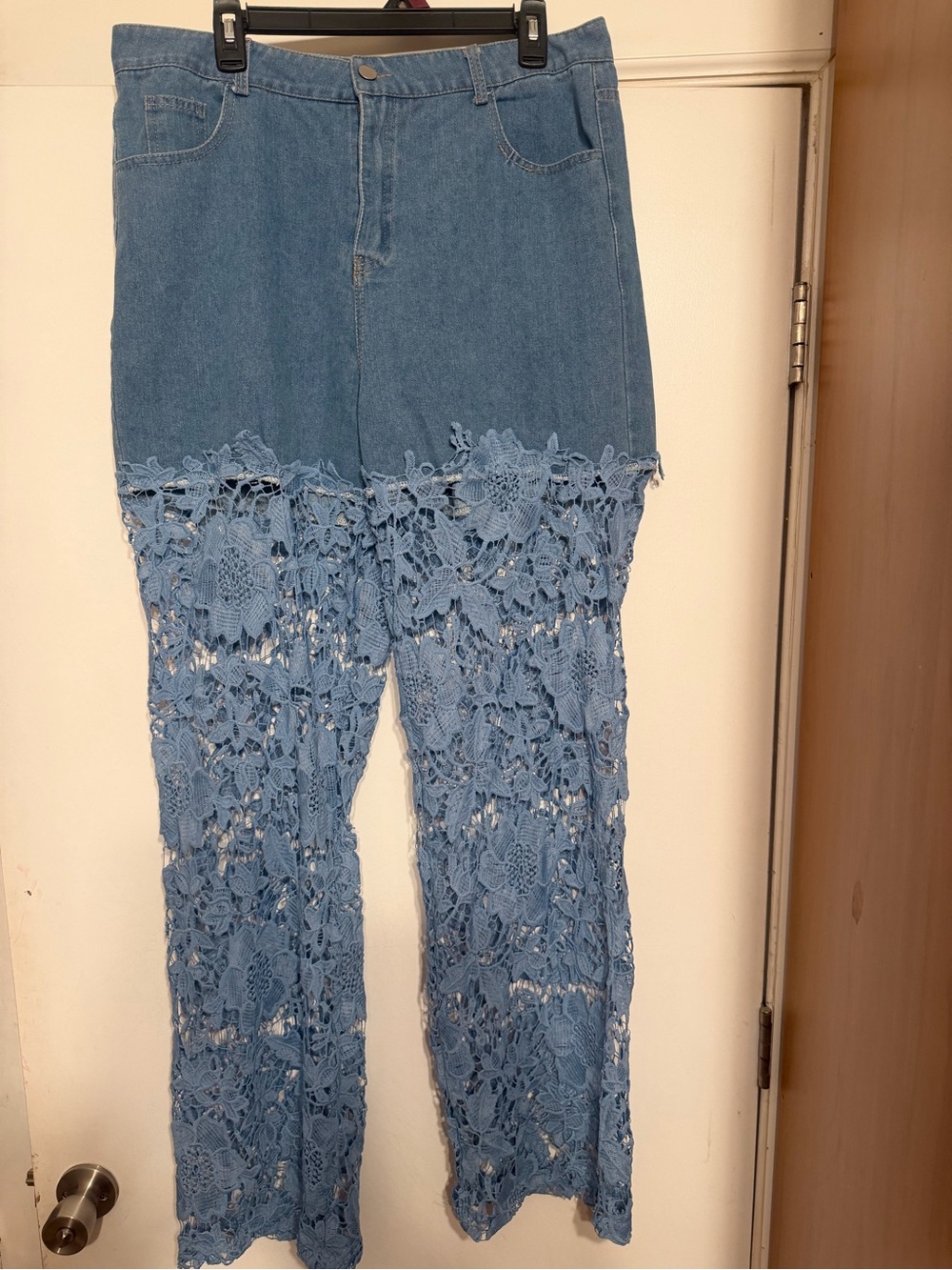Fashion Jeans Blue Lace-Trim Skinny Jeans Size Medium Like New